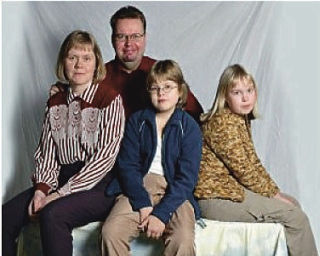 Mika ja Anne Tuovinen lastega