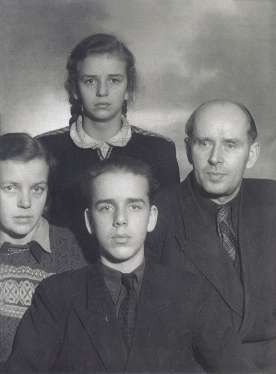 Albert Soosaar 1950. a. perega. Vasakult pereema Ada, tütar Malle ja poeg Enn.