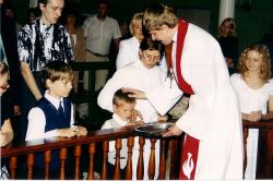 Ristimise läbi võetakse inimene kiriku liikmeks. Ristimise sakramenti jagab Helme kirikus õpetaja Arvo Lasting.Foto: Rein Mikk 