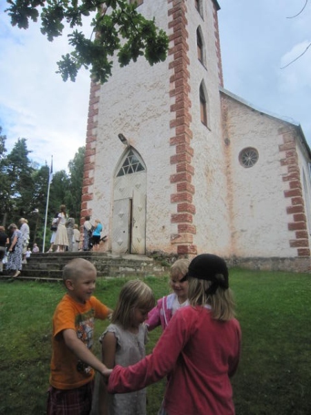 Pindi kiriku õuemurul tantsivad pärast aastapäevateenistust lapsed ringmängu «Kes aias», sõõri keskel on pastor Argo Oleski tütar Maarja. Liina Raudvassar