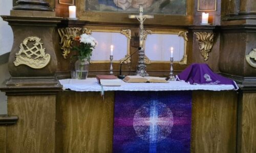 Kose kogudus astus advendiaega violetsete katetega