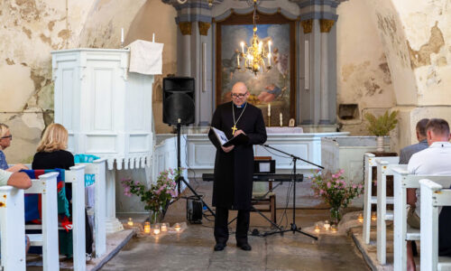 Kirbla kirikul nüüd neli kella