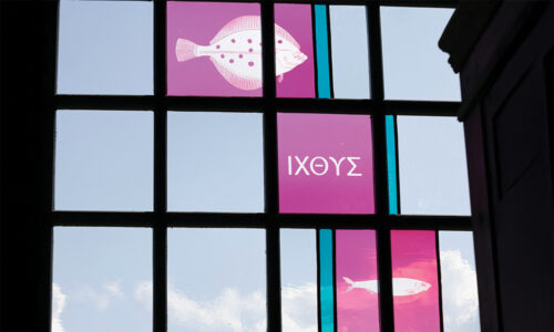 Prangli kirikus pühitseti vitraažaknad