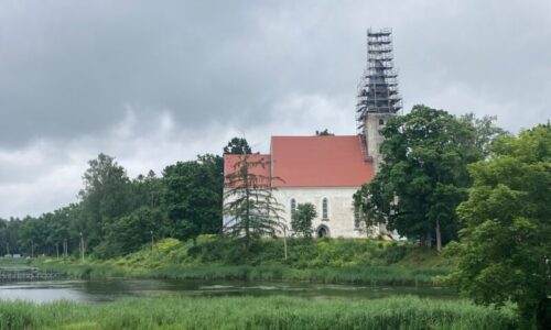 Suure-Jaani kiriku katus peab vett ja kukk on peatselt tornis tagasi