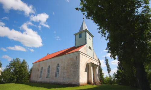 Laatre kirik Valgamaal – pühakoda ja kaunis kodu 2025