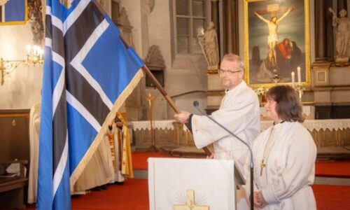 Misjonikeskuse juhataja Esa Pekka Luukkala seati ametisse