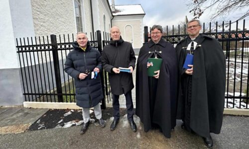 Paide kiriku aias avati urnimüür