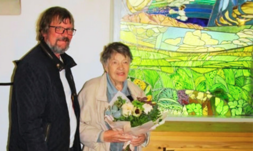 Dolores Hoffmanni vitraaž trööstib leinajaid Helmes