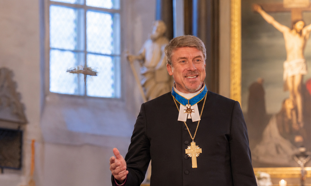 Seepärast ma ütlen teile: Ärge muretsege oma hinge pärast, mida süüa, ega oma ihu pärast, millega riietuda! Eks hing ole enam kui toidus ja ihu enam kui rõivas?
